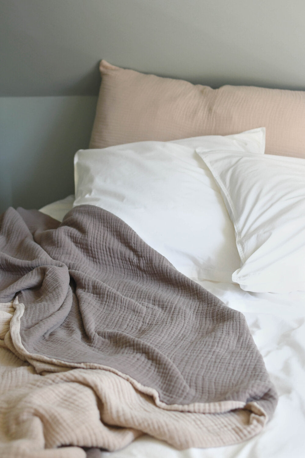 Dobbeltfarvet sengetæppe - lysebrun/mørkebrun